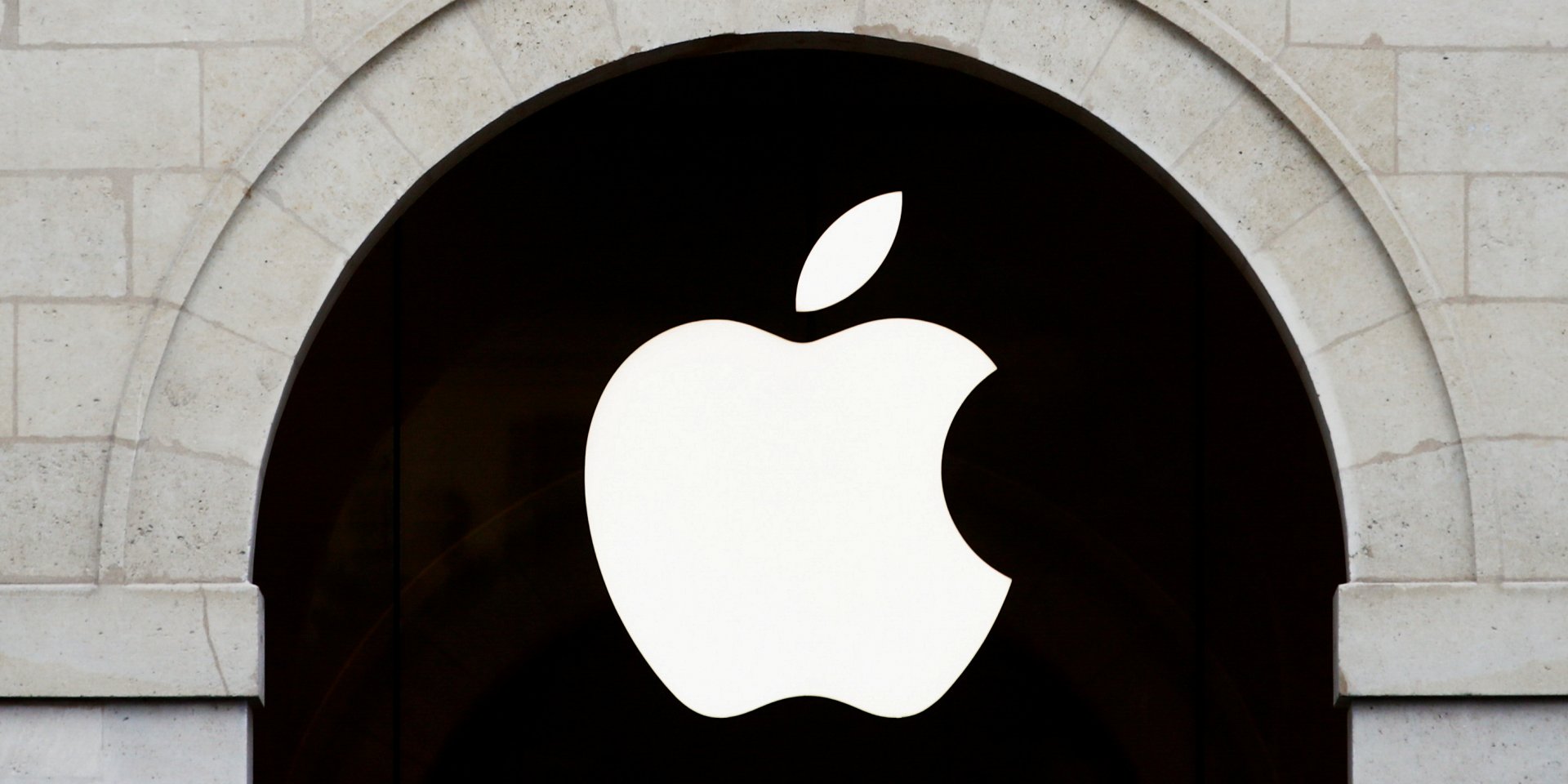 Apple работает над украиноязычной версией сайта (Фото: REUTERS/Gonzalo Fuentes)
