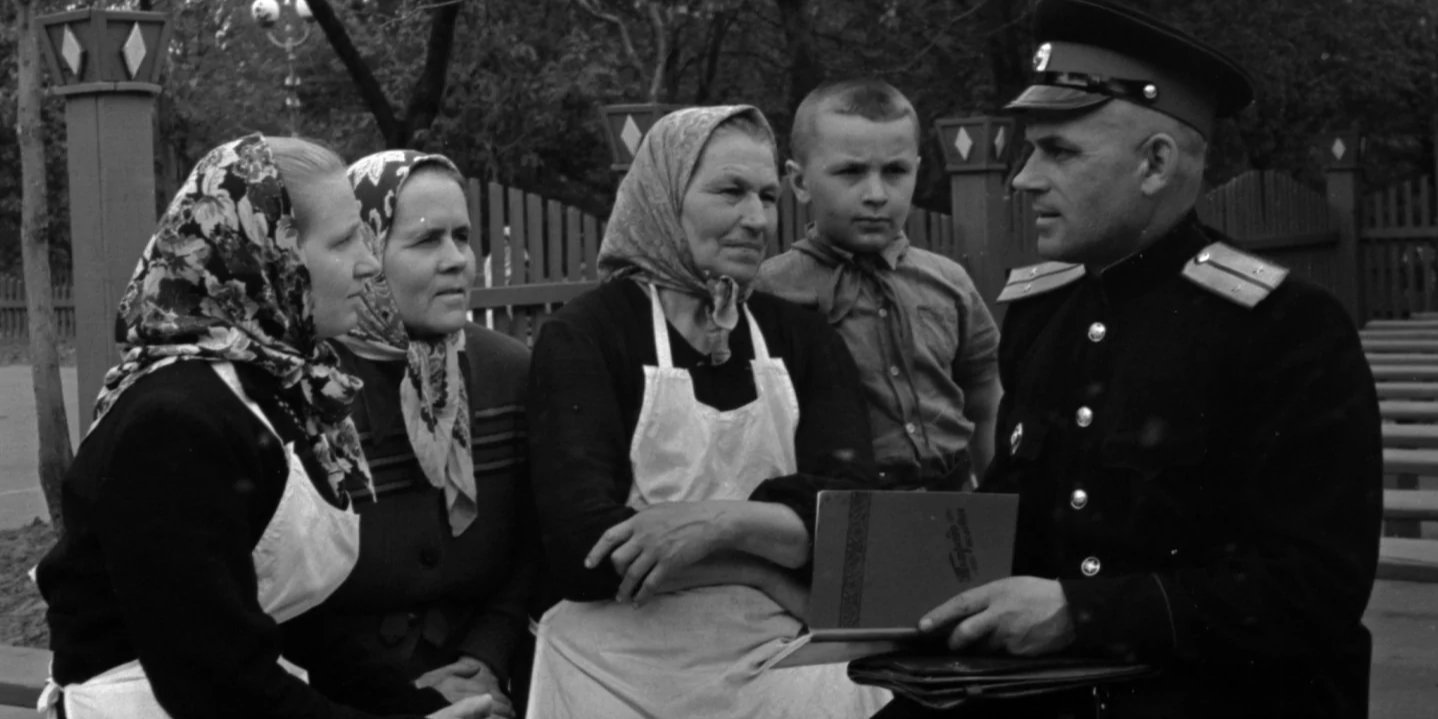 Дільничний 12-го відділення міліції Києва нагадує двірникам, що їхній обов’язок — повідомляти про мешканців без прописки (Фото: ЦКФФА імені Пшеничного)