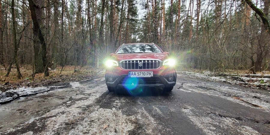 Suzuki SX4 с полным приводом и мотором 1,4 л. Снято на Samsung Galaxy S21 Ultra (Фото: НВ)