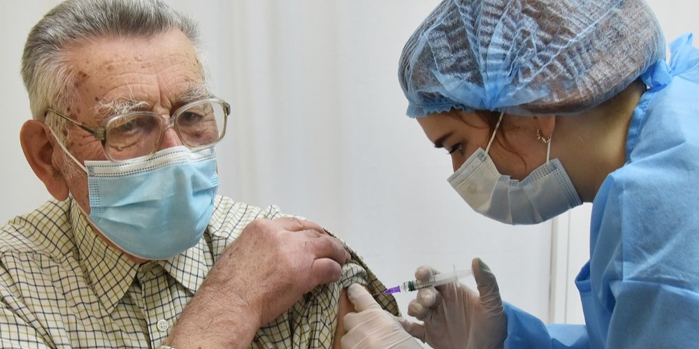 П’ятеро людей в&nbsp;Україні отримали дві дози вакцини від коронавірусу (Фото: Pavlo Palamarchuk / Reuters)
