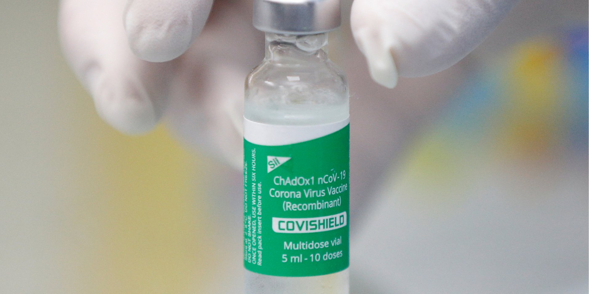 Вакцина CoviShield от компании AstraZeneca поставляется в десятидозном флаконе (Фото: REUTERS / Valentyn Ogirenko)