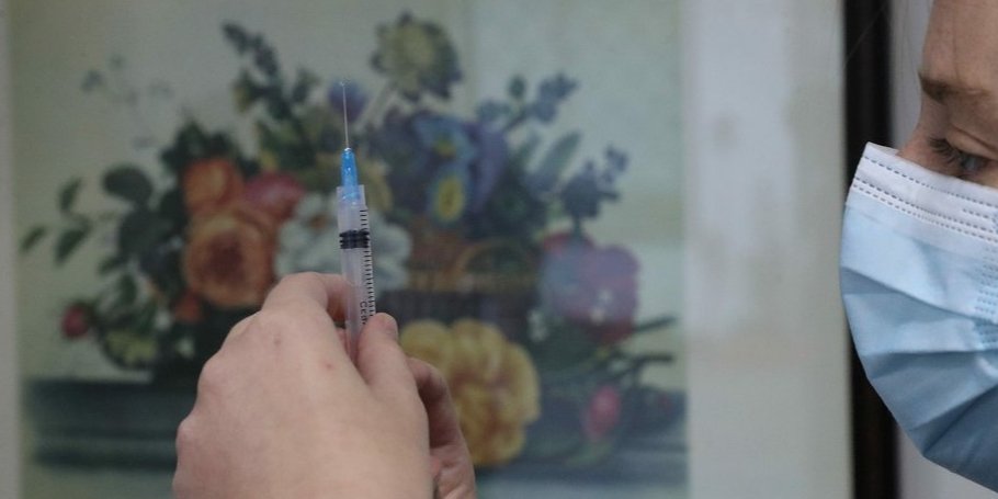 До конца года в Украине хотят вакцинировать большую часть взрослого населения (Фото: Ivan Alvarado/Reuters)
