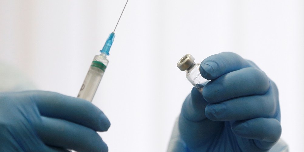 Компании могут записать в очередь на вакцинацию сотрудников (Фото: Valentyn Ogirenko/Reuters)