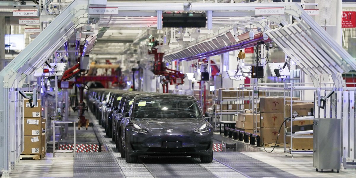 Конвейер по сборке автомобилей Tesla (Фото: AP)