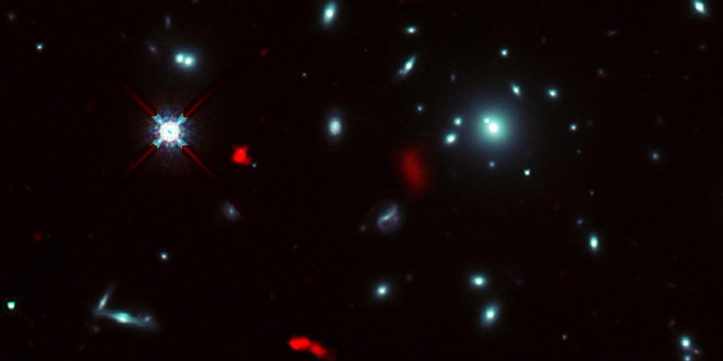 Червоні цятки — це частинки виявленої галактики RXCJ0600-z6 (Фото: ALMA (ESO/NAOJ/NRAO), Fujimoto et al., NASA/ESA Hubble Space Telescope)