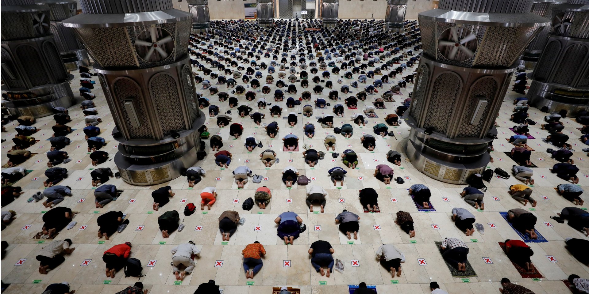 П’ятнична молитва в мечеті Істікляль у Джакарті (Фото: WILLY KURNIAWAN / REUTERS)