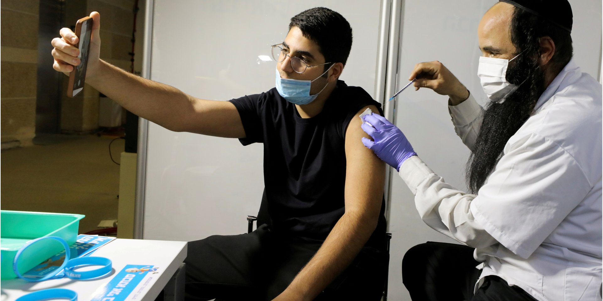 Две дозы вакцины получили более 5 миллионов человек (Фото: REUTERS/Ammar Awad/File Photo)
