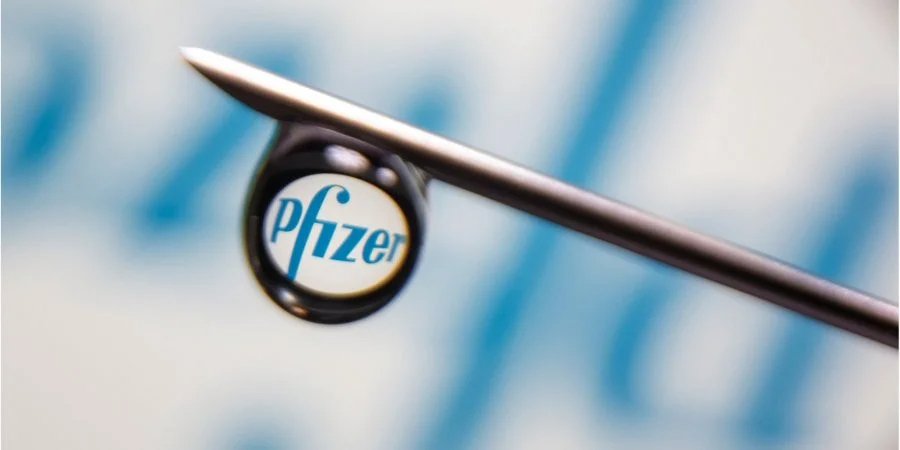 Сейчас Pfizer разрешена к применению для людей в возрасте от 16 лет и старше (Фото: REUTERS / Dado Ruvic / Illustration)