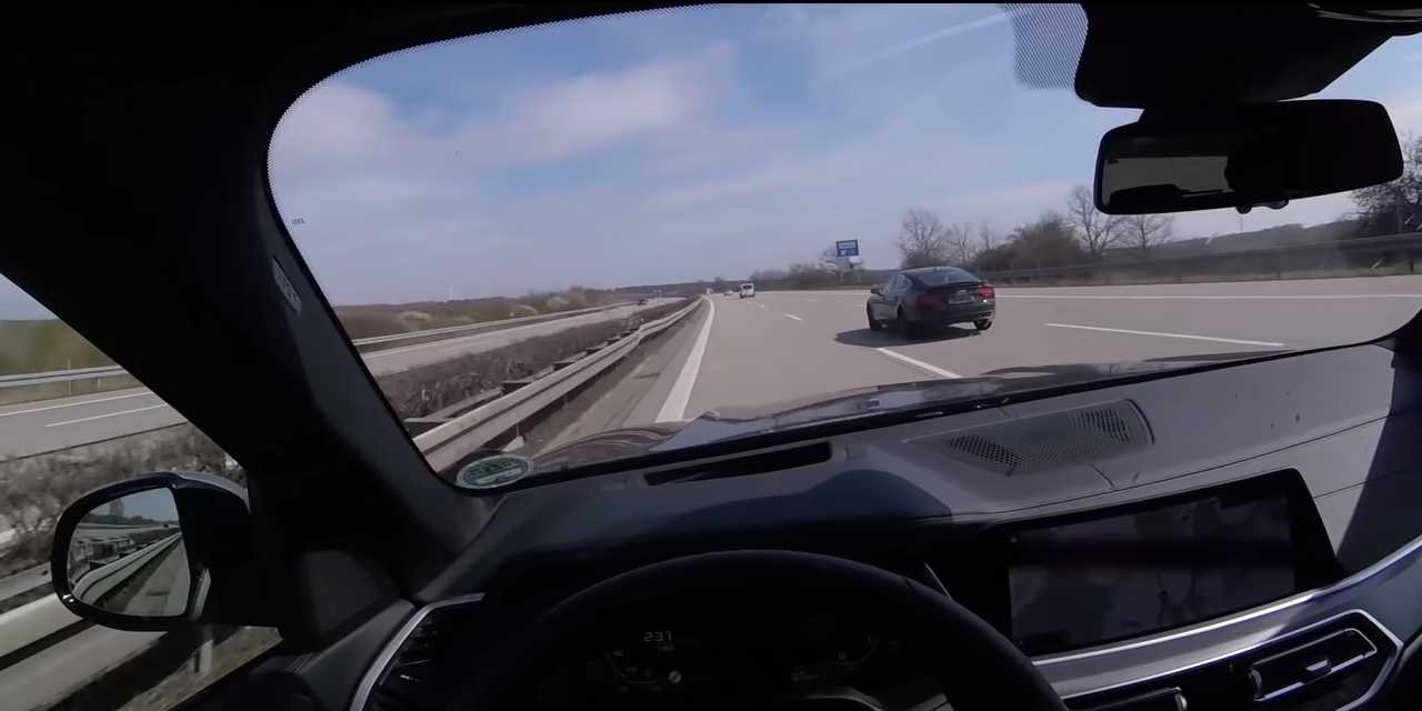 BMW X5 M50d не зміг наздогнати Audi A7 на автобані (Фото: Скріншот)