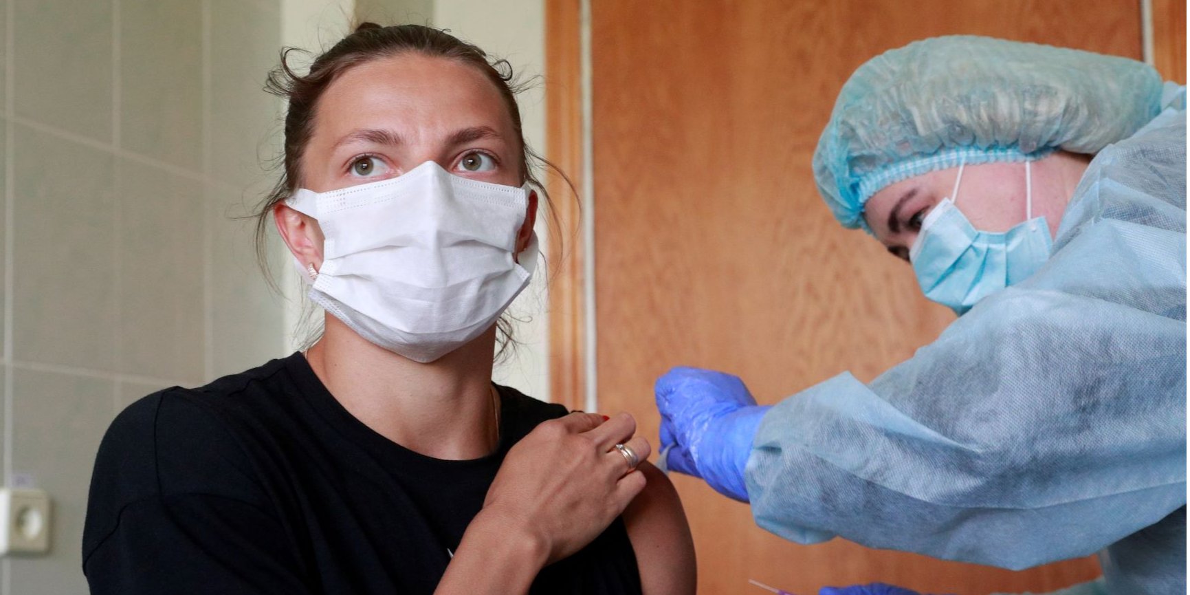 В Минздраве рассчитывают, что ускорят вакцинацию после того, как Украина получит больше вакцин (Фото: REUTERS/Valentyn Ogirenko)