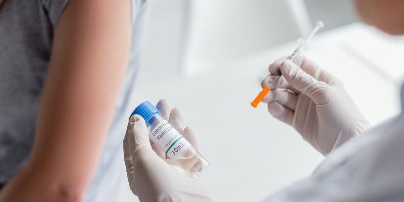 Вакцины Pfizer и Moderna смогут защищать от новых штаммов коронавируса (Фото: IgorVetushko/Depositphotos)