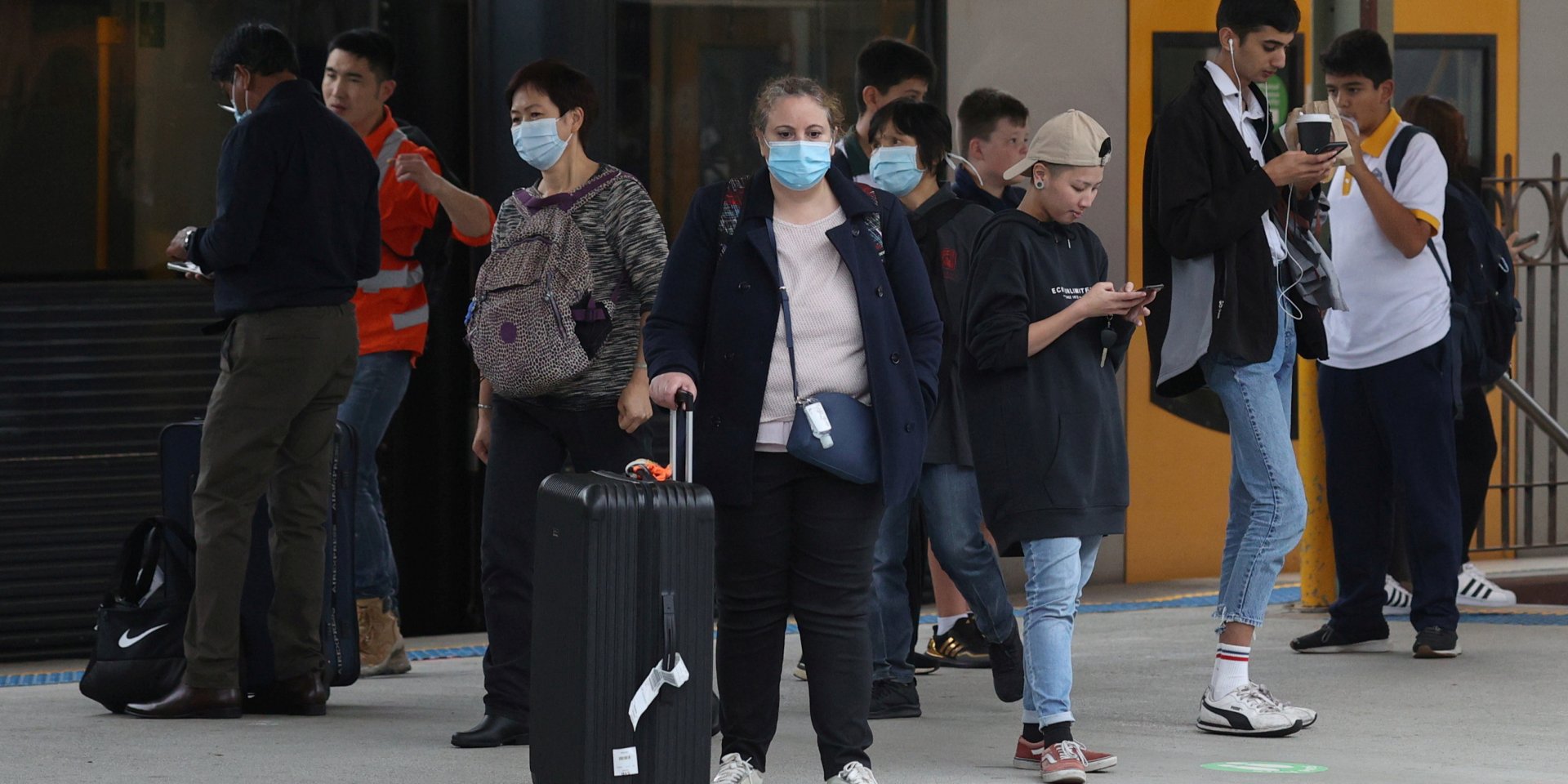 ВОЗ предупреждает, что ситуация остается опасной по всему миру (Фото: REUTERS/Loren Elliott)