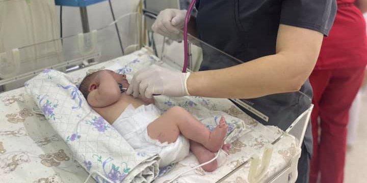 Девочка Злата в больнице (Фото: Львівська обласна дитяча клінічна лікарня Охматдит / Facebook)