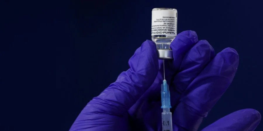 Вакцинировать педагогов планируют препаратом Pfizer (Фото: REUTERS/Lee Smith)