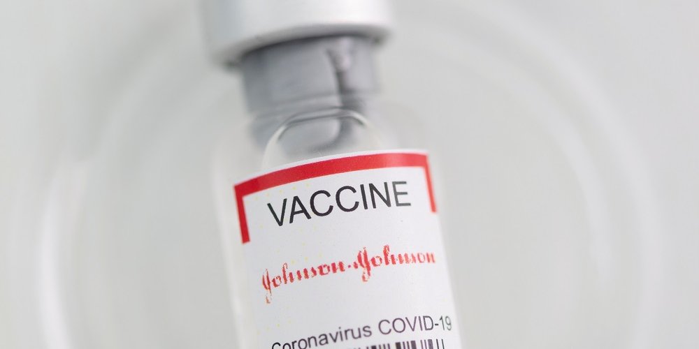 Трудовым мигрантам из Украины планируют вводить вакцину Johnson & Johnson (Фото: Dado Ruvic/Illustration/Reuters)