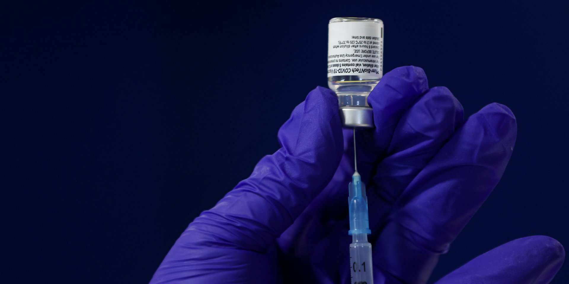 По словам Сюмар, приближенных к власти людей вакцинируют препаратом Pfizer (Фото: REUTERS/Lee Smith)