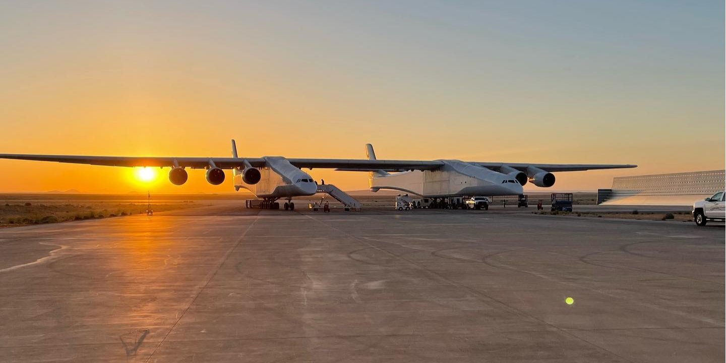 Stratolaunch Model 351 имеет самый большой размах крыльев в истории авиации — 117,3 м (Фото: Stratolaunch via Facebook)