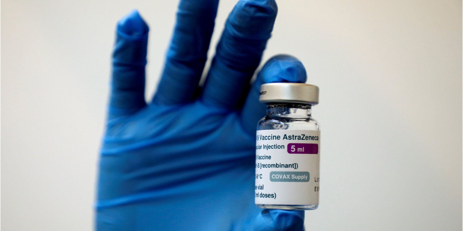 Вакцина AstraZeneca (Фото: REUTERS/Lim Huey Teng/File Photo)
