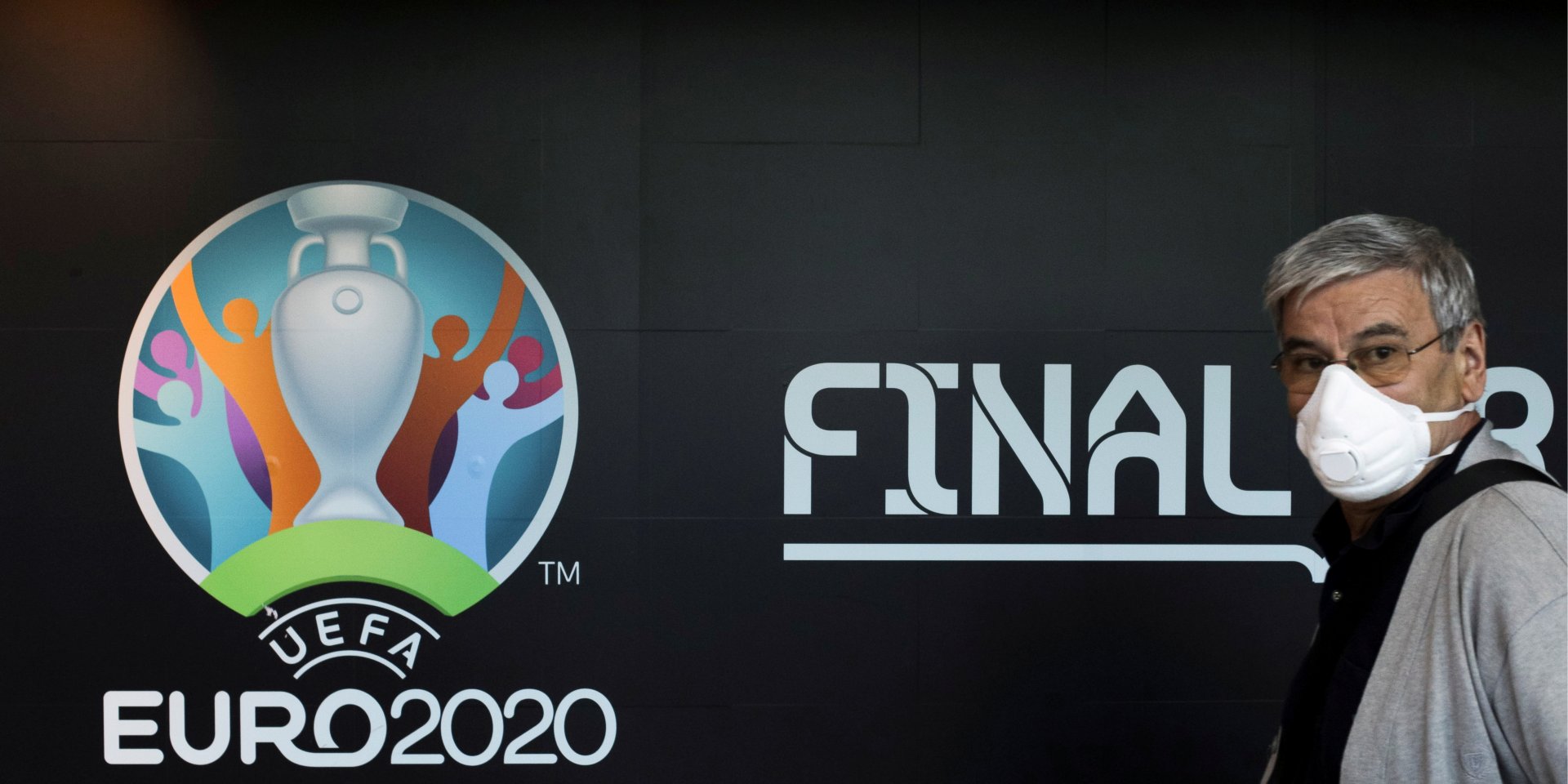 Логотип Евро-2020 в аэропорту Бухареста (Фото: Inquam Photos / Octav Ganea via REUTERS)