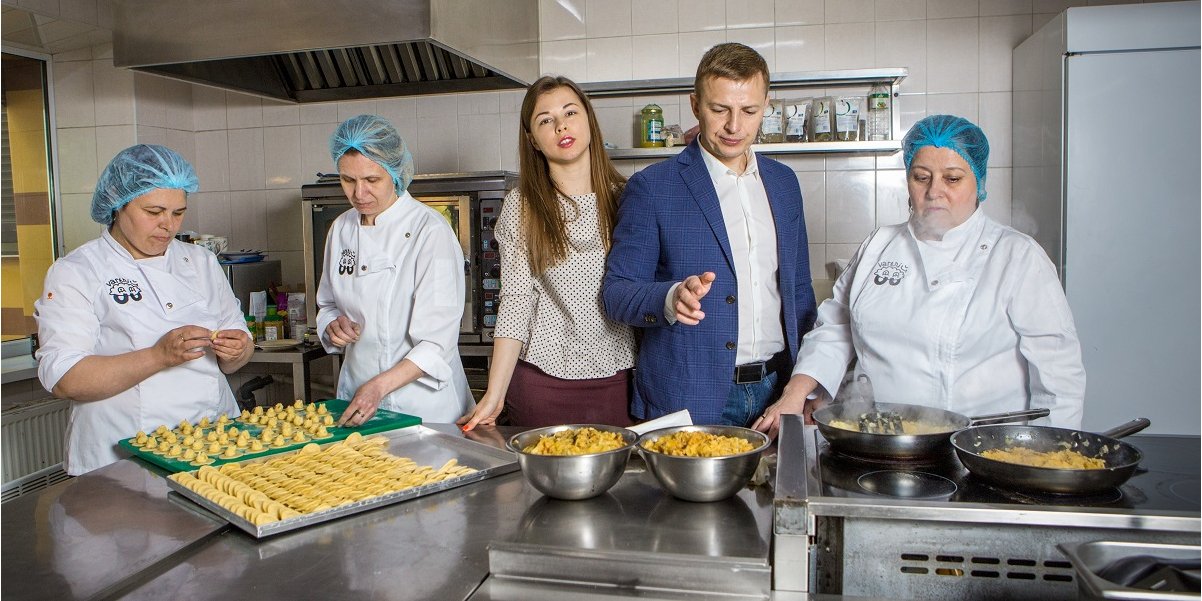 Тамила и Николай Ващук (в центре) начали новый бизнес — производство и продажу вареников ручного изготовления — несколько лет назад (Фото: Наталья Кравчук / НВ)