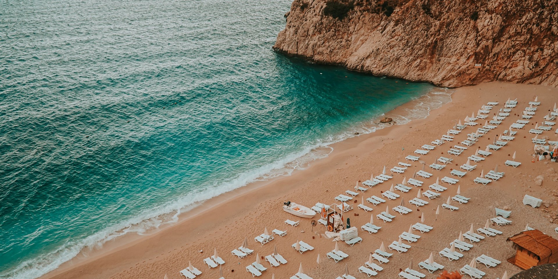 Пляж Анталии (Фото: mert kahveci / unsplash)