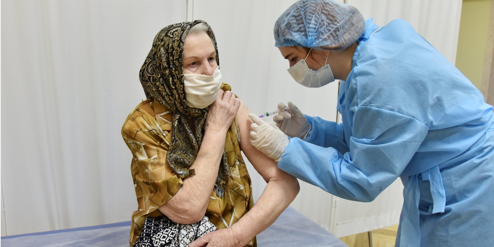 Прививка от ковида получили более миллиона украинцев (Фото: REUTERS / Pavlo Palamarchuk)