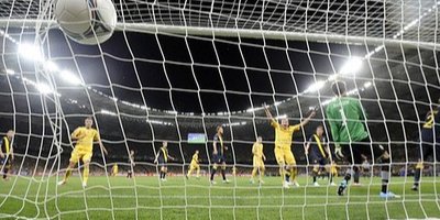11 червня 2012 року, український футболіст забиває другий гол у матчі зі шведами (Фото: DAMIEN MEYER/AFP/GettyImages)