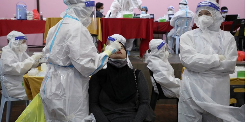 Есть ли риск тяжело заболеть COVID-19 после вакцинации? (Фото: REUTERS/Lim Huey Teng)