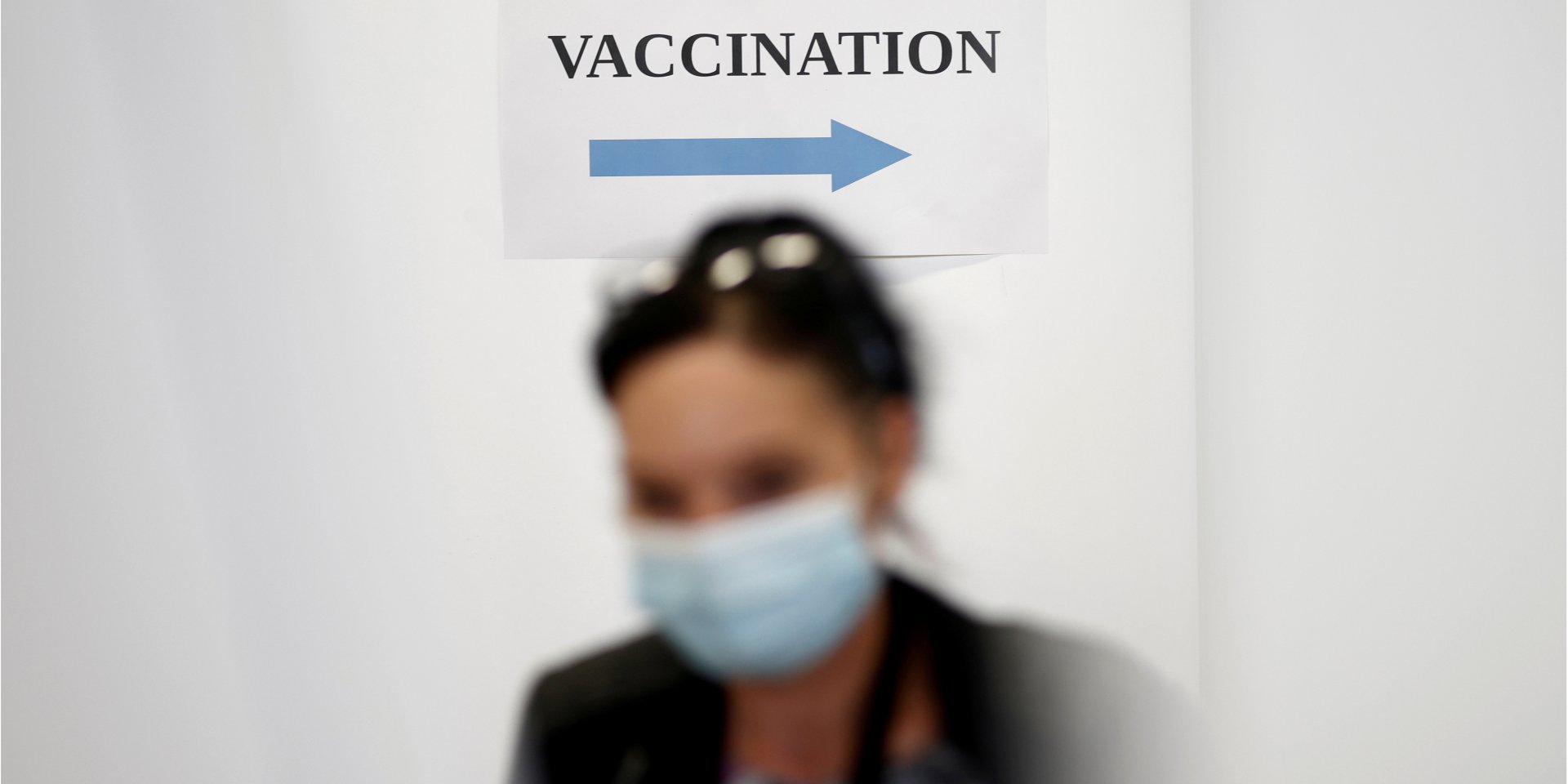 Иммунная система успешно работает после одной дозы вакцины, если человек уже переболел коронавирусом (Фото: REUTERS / Stephane Mahe / File Photo)
