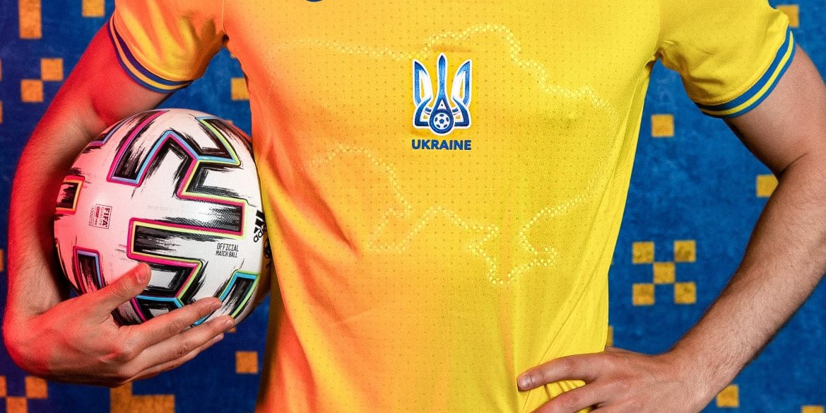 Нова форма збірної України була представлена головою Асоціації футболу країни Андрієм Павелком (Фото: Андрій Павелко / Facebook)