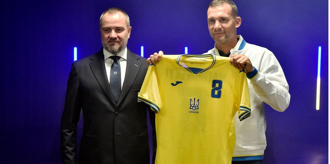 Павелко (слева) заверил, что форма сборной Украины была согласована с УЕФА (Фото: Андрей Павелко via Facebook)