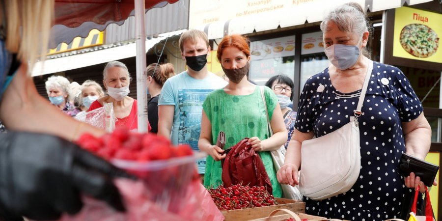 Киев стал лидером суточной заболеваемости (Фото: REUTERS/Valentyn Ogirenko)