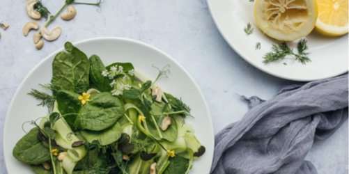 Диетологиня советует добавить в рацион зелень и семена (Фото: Heather Barnes / Unsplash)