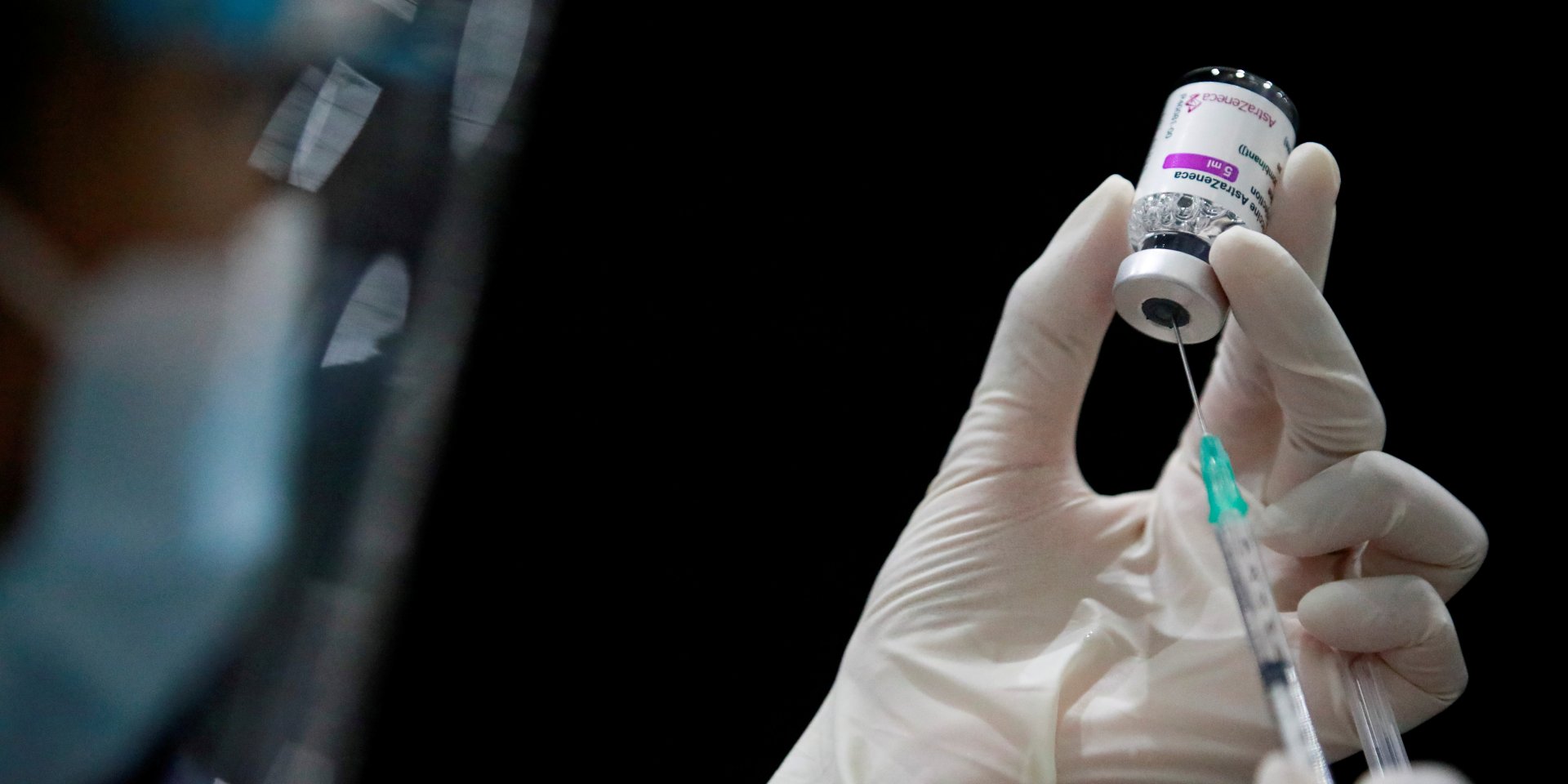 На выходных в Черновцах заработают центры массовой вакцинации (Фото: REUTERS/Soe Zeya Tun)