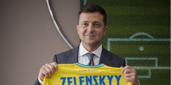 Зеленському подарували футболку з його прізвищем (Фото: Володимир Зеленський/Instagram)