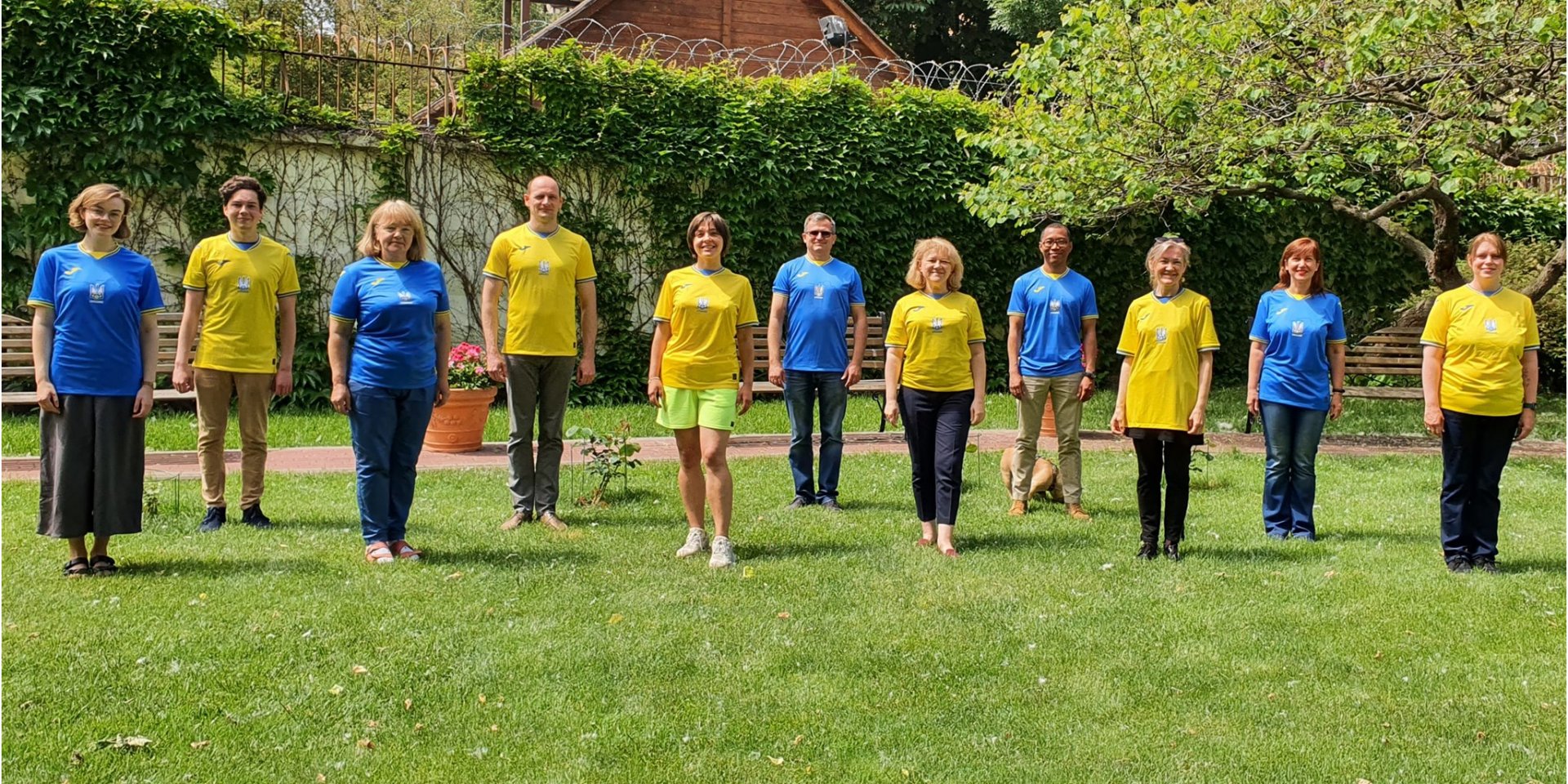 Британские дипломаты в новой форме украинской сборной по футболу (Фото: British Embassy Kyiv via Facebook)