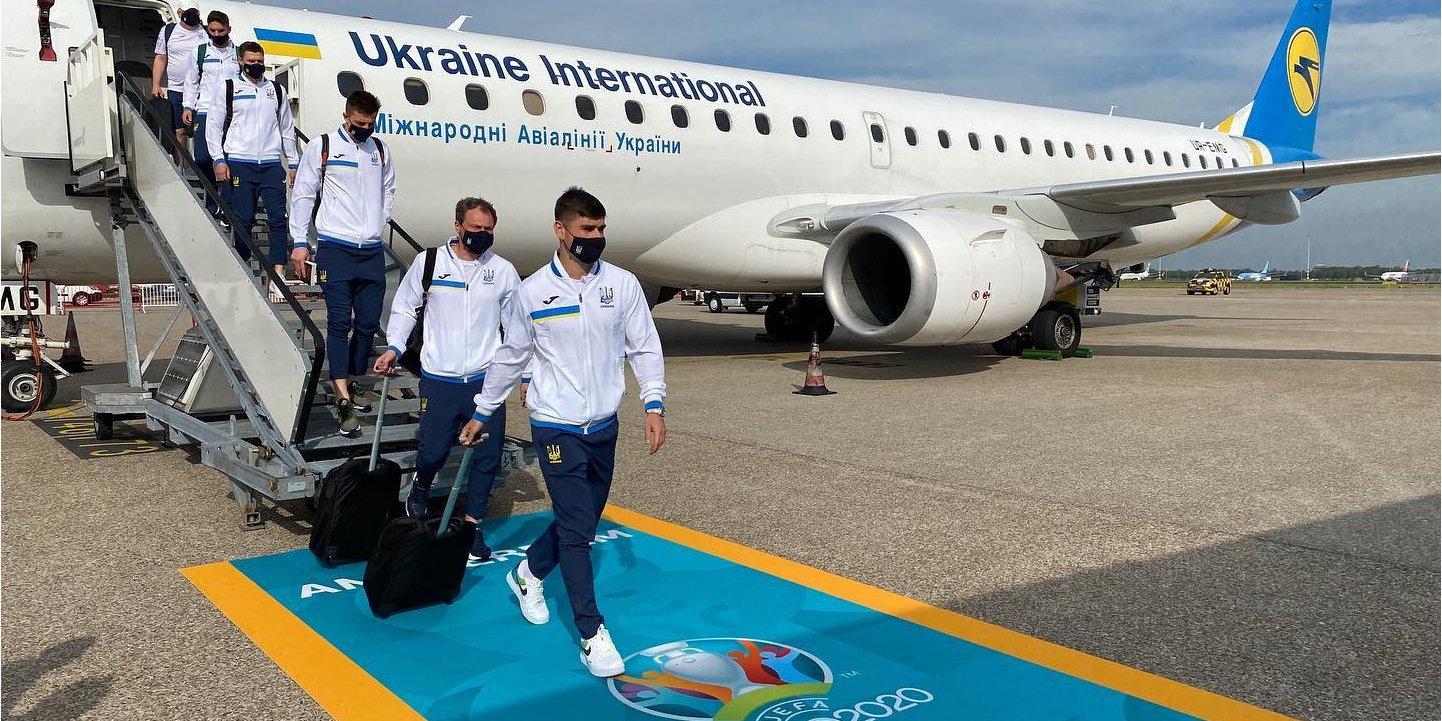 Літак зі збірною України приземлився в Нідерландах (Фото: УАФ/Facebook)