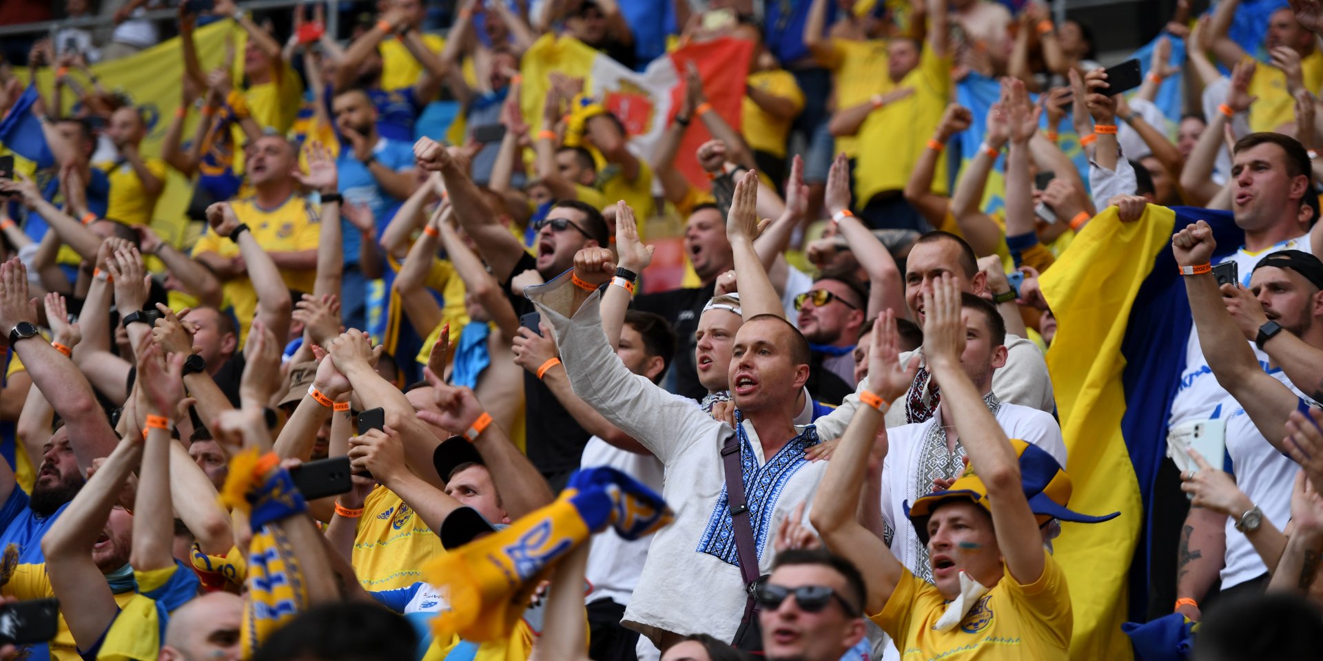 Вболівальники збірної України на Євро-2020 (Фото: REUTERS / Daniel Mihailescu)