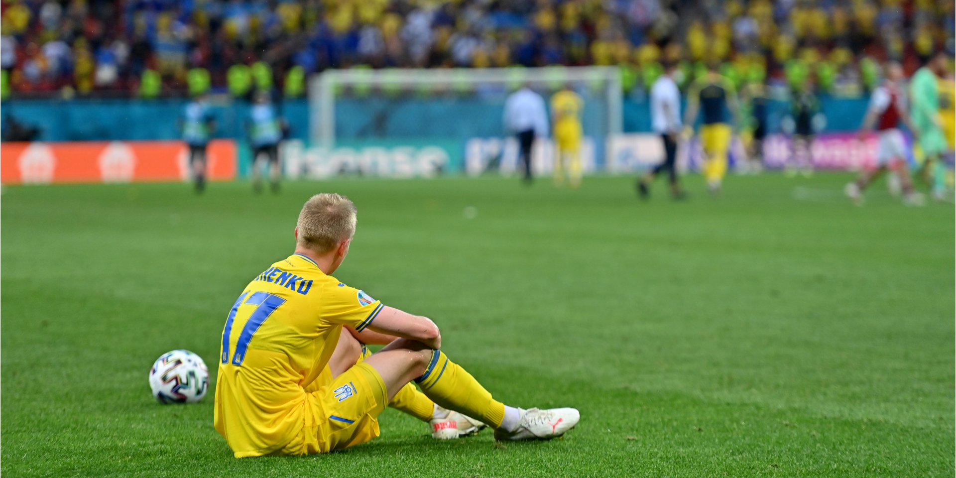 Сборной Украины еще рано паковать чемоданы (Фото: REUTERS/Daniel Mihailescu)