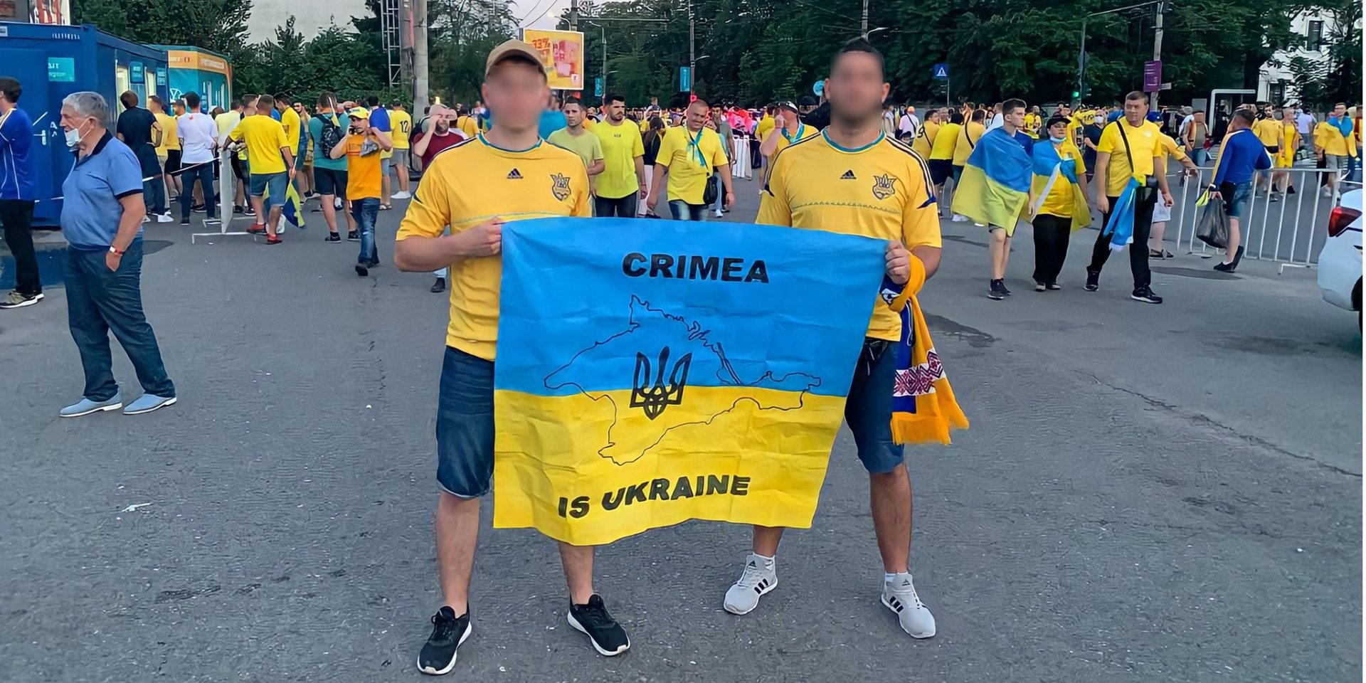 Флаг Украины с надписью Крым — это Украина (Фото: Дмитро Сергійович via Facebook)