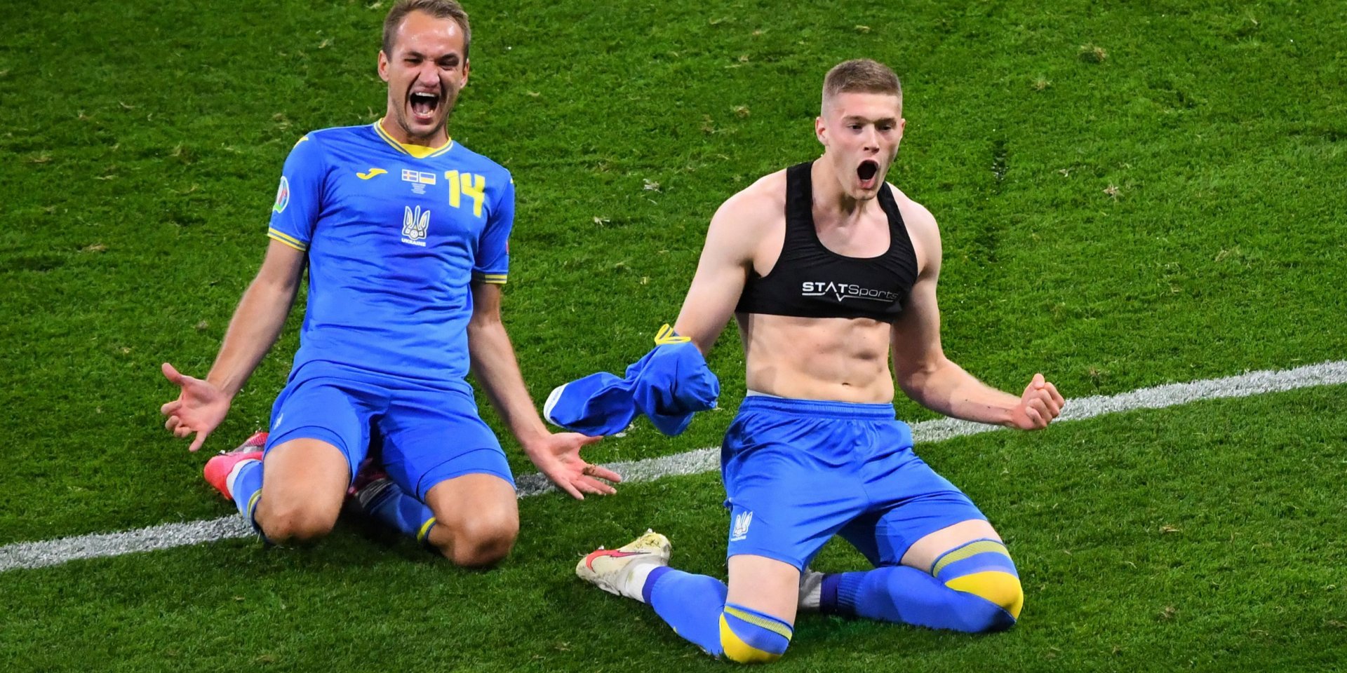 Довбик (справа) принес драматичную победу Украине (Фото: REUTERS/Andy Buchanan)