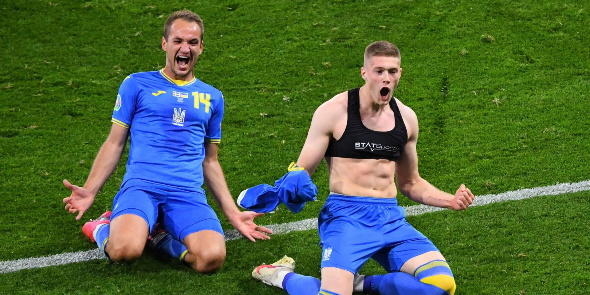 Артем Довбик і Євген Макаренко радіють переможному голу в ворота збірної Швеції (Фото: Pool via REUTERS / Andy Buchanan)
