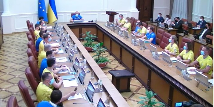 Шмигаль відкрив засідання уряду в футболці української збірної (Фото: Скріншот відео Кабмін/YouTube)