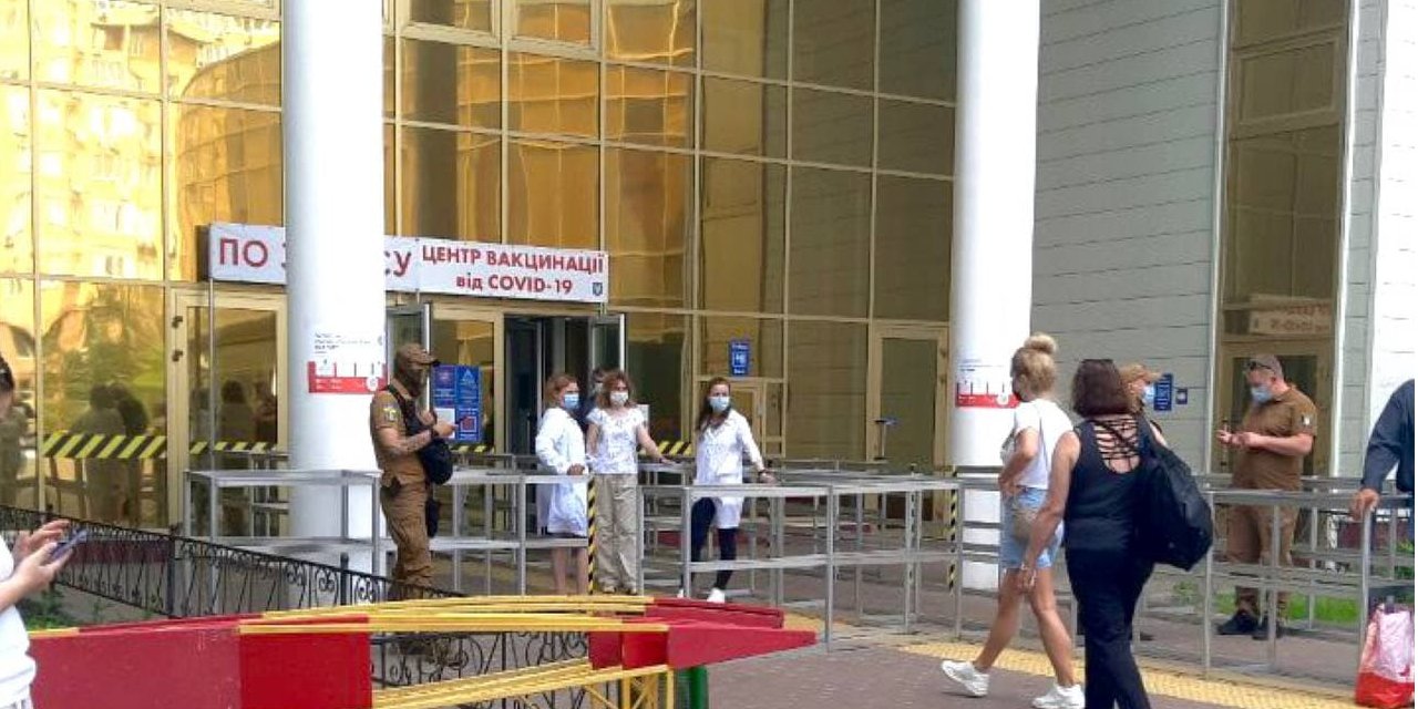 Темпы вакцинации в Украине ускоряются (Фото: Helsi.me/Telegram)