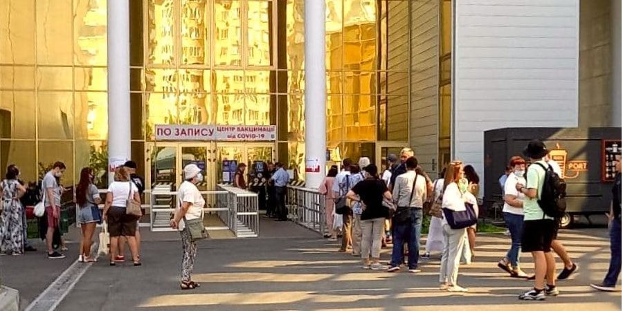 По всей Украине работают пункты массовой вакцинации от коронавируса (Фото: Helsi.me/Telegram)