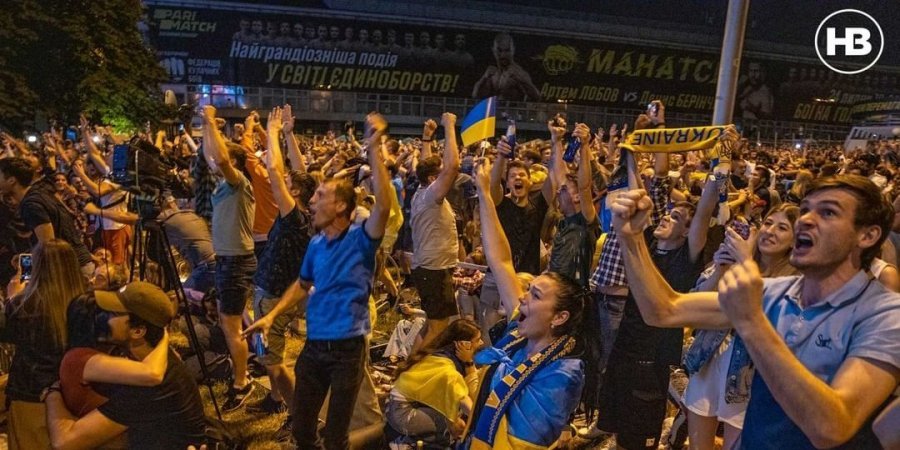 Українські фани біля Палацу спорту в Києві радіють перемозі в матчі зі Швецією в 1/8 фіналу Євро-2020 (Фото: НВ)