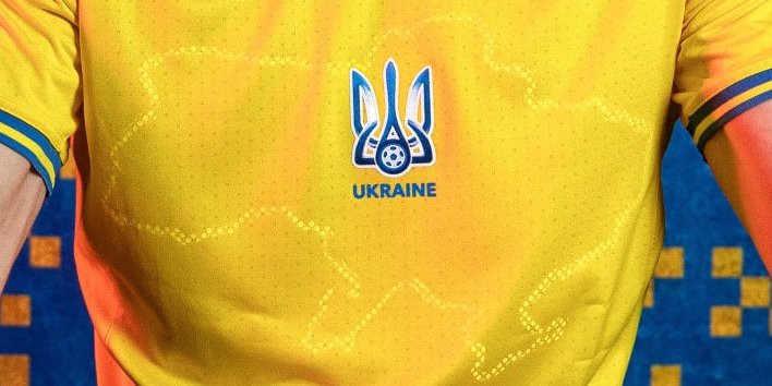 Британская ведущая Кейт Гарравет заявила, что карта Украины на форме сборной похожа на грязное пятно (Фото: УАФ)