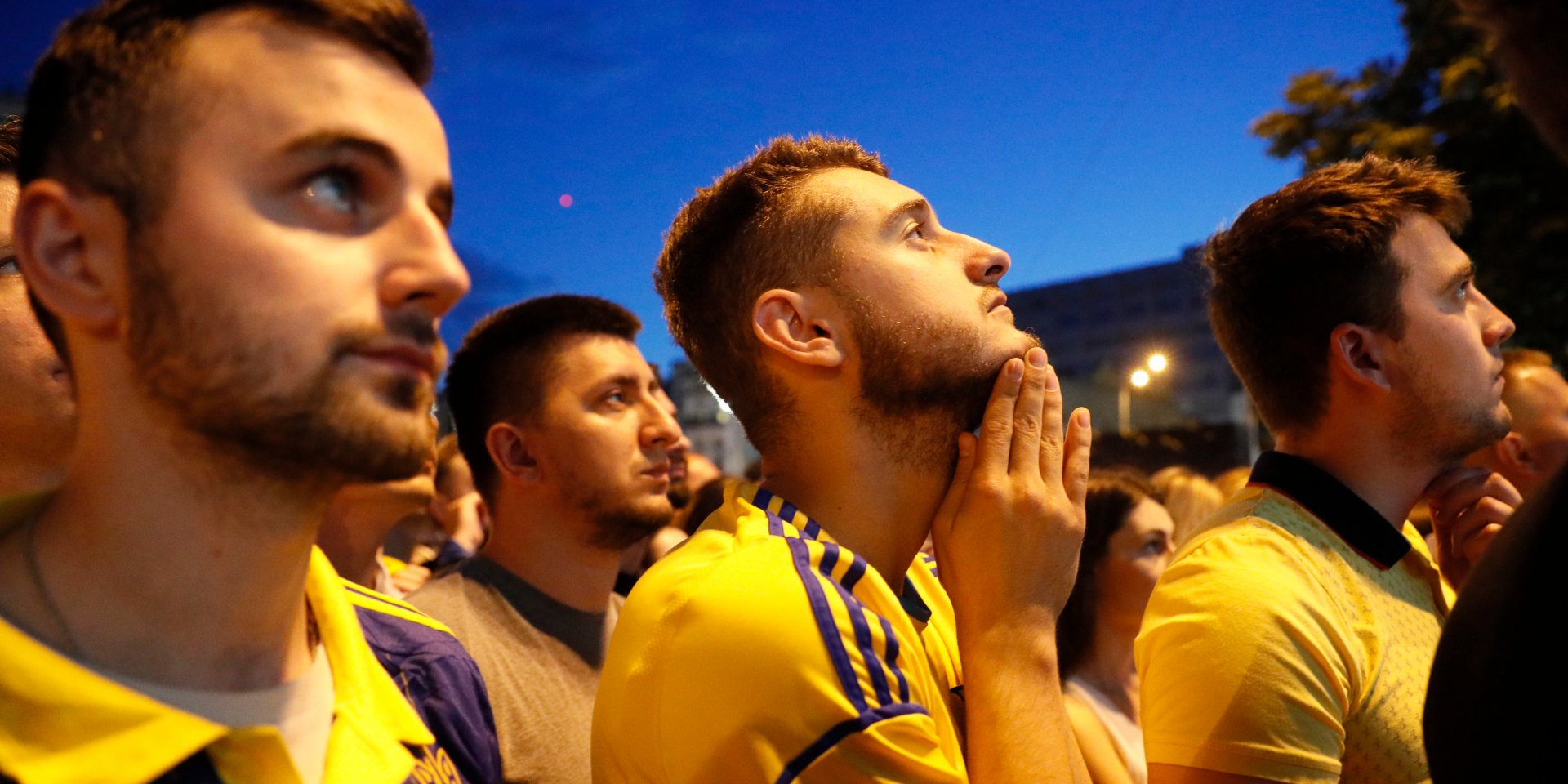 Вболівальники у Києві під час матчу Україна — Англія (Фото: REUTERS/Gleb Garanich)