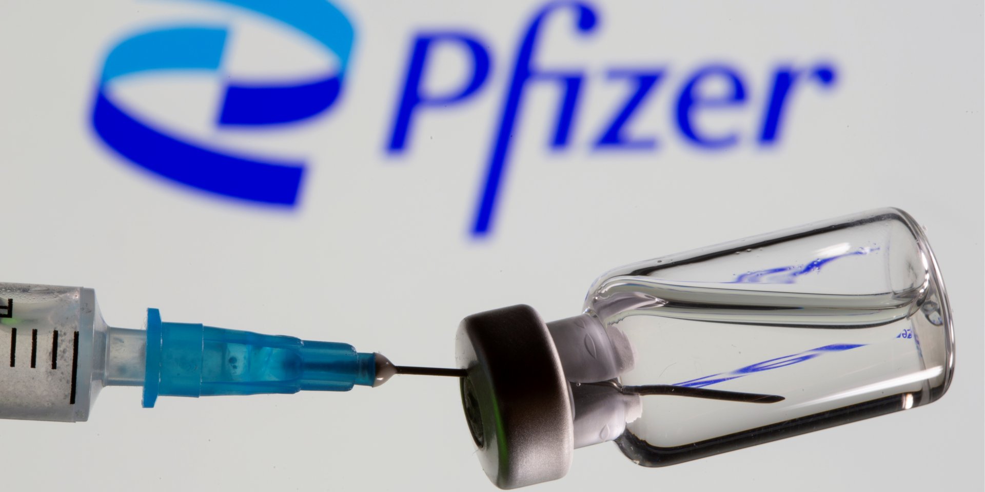 У Pfizer заявили, что связь смерти украинца с вакцинацией не доказана (Фото: REUTERS/Dado Ruvic/Illustration/File Photo)