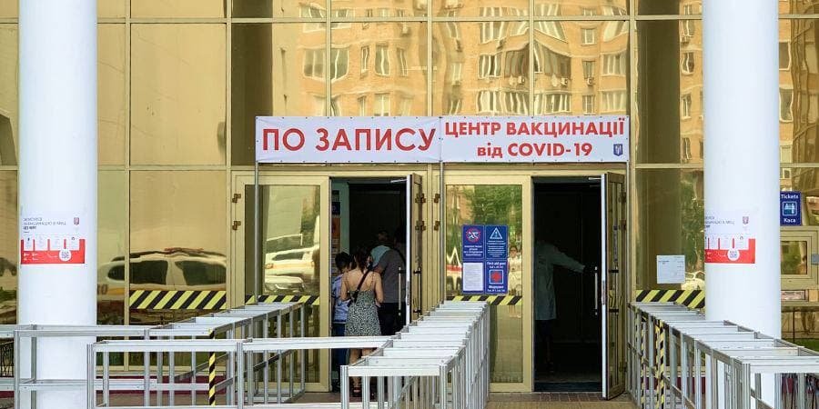 Для получения международного свидетельства о вакцинации необходимы две дозы COVID-вакцины (Фото: Helsi.me)